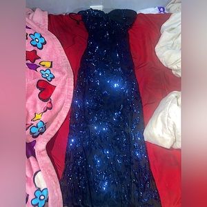 Windsor dress, size medium. Only been worn once. In good condition.